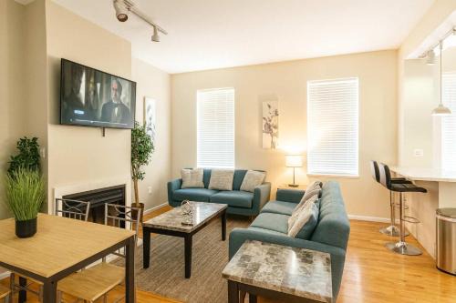 Soulard Reunion Spot 2BR with Balcony & Parking