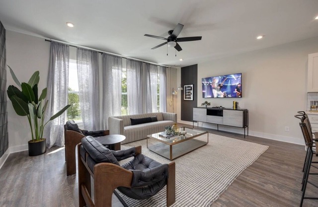 Sound of Speed - Mins to Downtown - Rooftop Deck - Sleeps 8