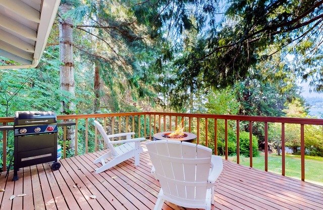 Sound view retreat with trails, beach access, firepit, grill, scenic deck, & W/D
