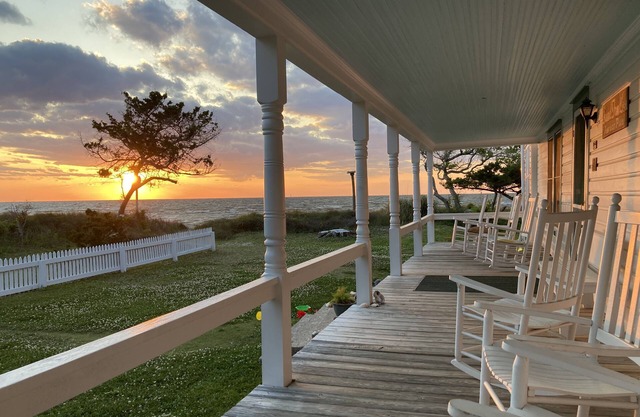 Genießen Sie den Sonnenuntergang in dieser geräumigen Unterkunft im historischen Stil befindet sich auf Pamlico Sound, komplett mit einem Strand.