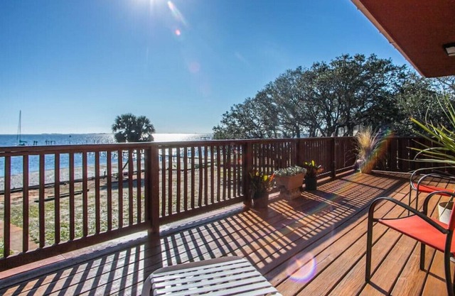 Soundside Cove Beach Retreat, Waterfront!
