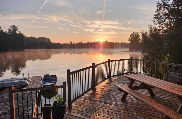South Algonquin Cottage with magnificent lake views