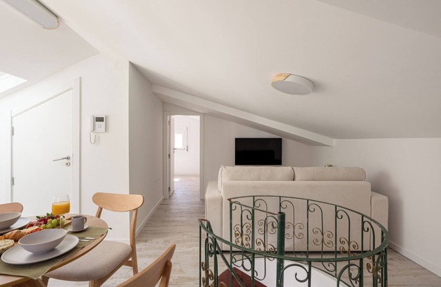 South Bank Retreat: Modern 1-Bedroom with Hot Tub
