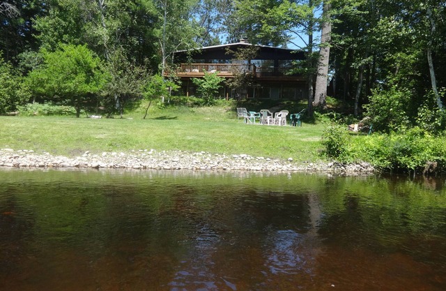 South Branch Ausable River. 4 Schlafzimmer, 3 Badezimmer.