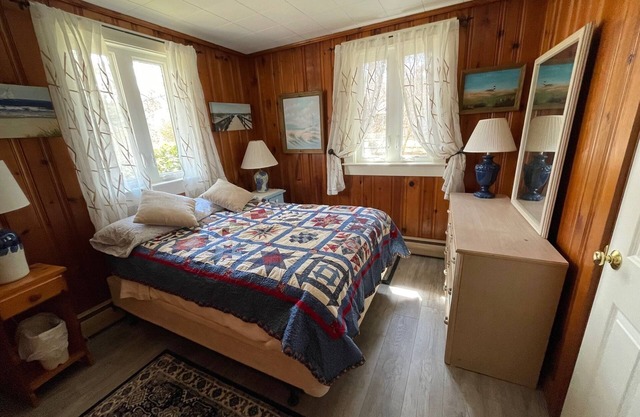 South Chatham cottage walk to beaches, dining, tennis, shops, bike path.