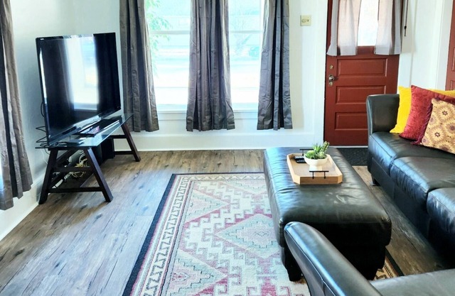 South East Bungalow 2bd/1bth 3-blocks to Main Street in Downtown