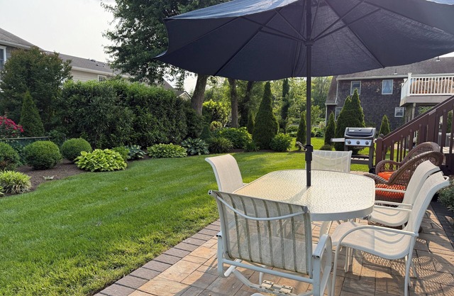 South End 4BR, 5 pool beach badges, bikes. Shady private yard. sleeps 10