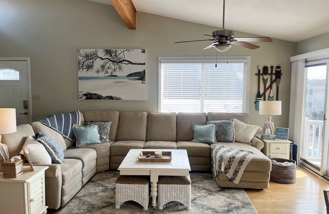 South End Beauty! Close to beach! Roof deck with water & sunset views!!