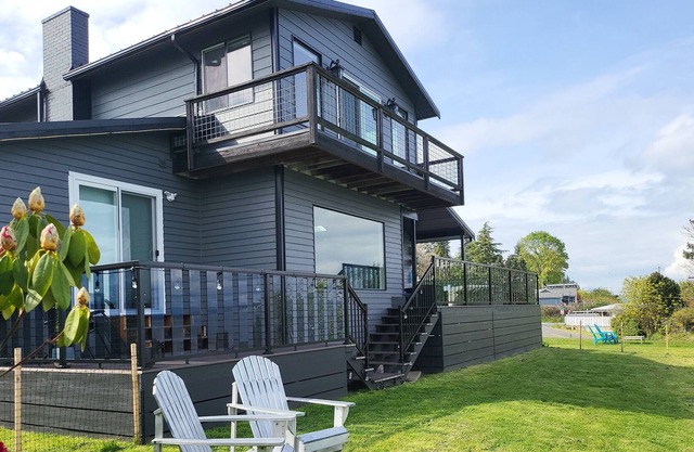 South end water/ferry view, entire home w/hot tub and Massage chair
