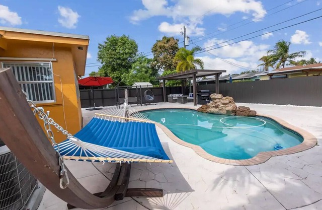 ¡South Florida Topical Oasis! Sleeps 10 near the beach and airport. Pet friendly