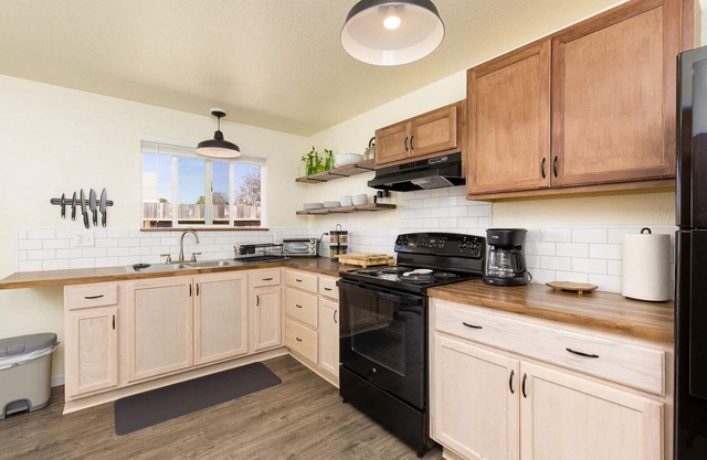 🏡South Fork Bungalow: Modern Furnishings, New Remodel, Peaceful & Central Location🌲