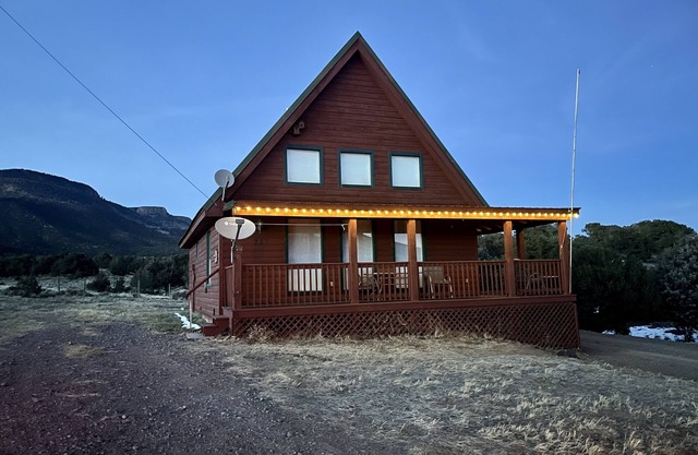 South Fork Shangri-La! Quiet and clean retreat steps from the National Forest!
