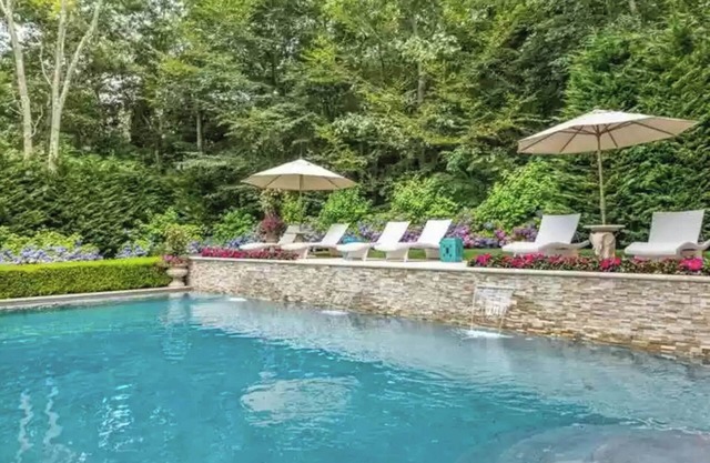 SOUTH HAMPTON, 3 bed, 3 bath with pool and outdoor fireplace. Great location