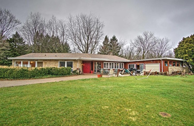 South Haven Home about 1 Mi to Lake Michigan!