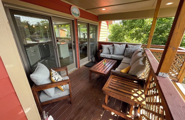 South Manitou Condo - Enjoy this beautifully remodeled condo 1 Block from Lake Michigan!