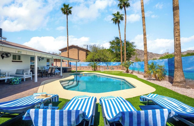 South Mountain FREE HEATED Pool & Hot Tub walk to trails and park. NEW