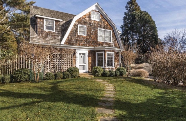 South of Highway charming home walk to town or beach