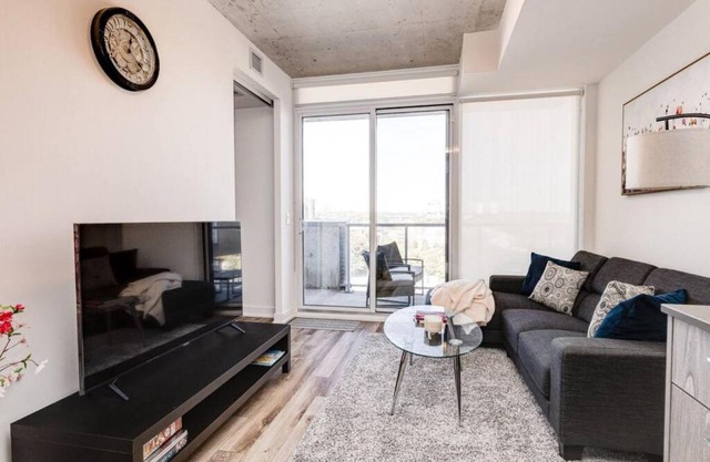 South Riverdale Suite with High speed WiFi and Balcony