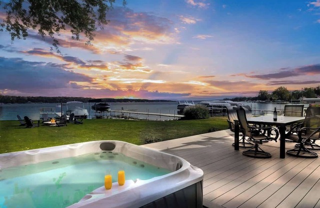 South Shore Retreat: Luxury Lake House - Hot Tub