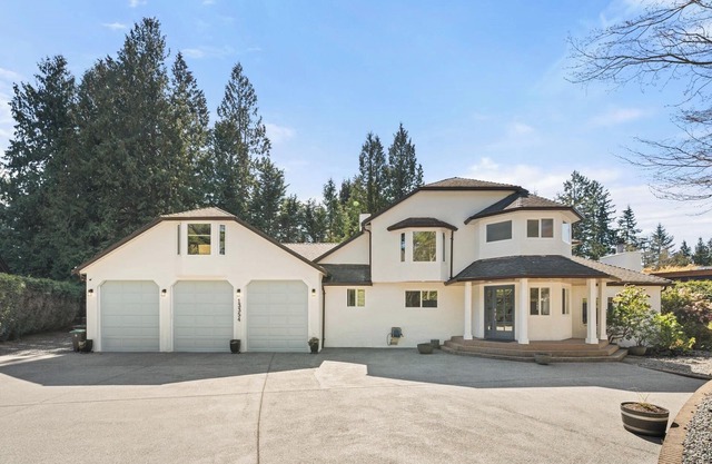 South Surrey House - Private bachelor Suite with Bathroom & Separate Entry