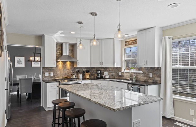 South Tulsa Gem: 3 bed / 2.5 bath with firepit