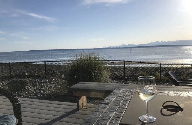 Schritte zum Strand mit wunderschönem Sound und Blick auf die Berge