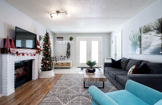 South Wind - Modern Condo in Collingwood - Sleep 5