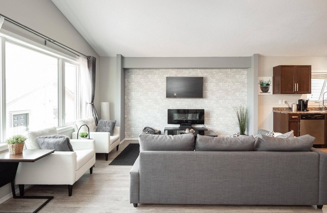 South Wpg+ Beautiful 4 Bdr 3 Bath+Garage