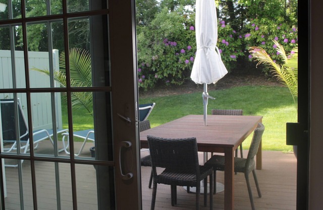Southampton condo close to beach and village