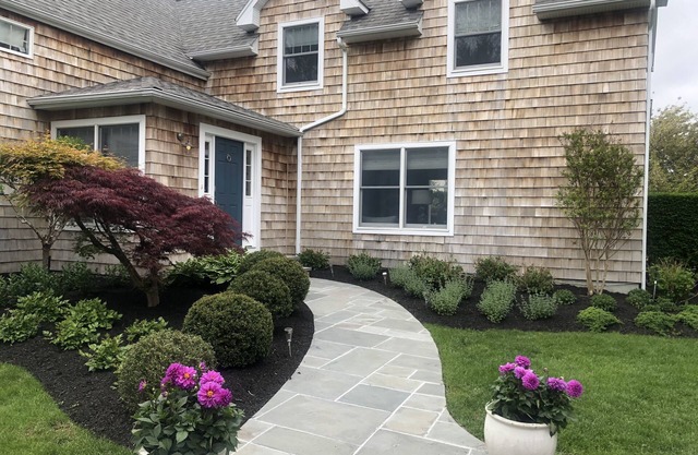 Southampton House, heated pool, golf, and minutes from town and ocean!