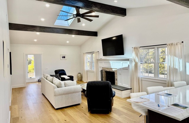 Southampton, waterfront, min to the village and beaches, south of the highway