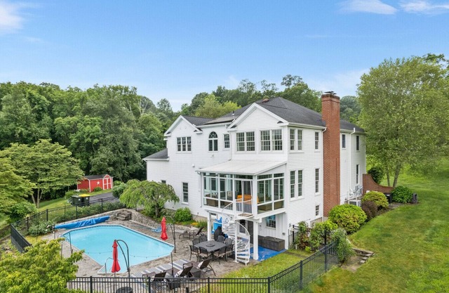 Southbury Lake Ridge sanctuary · Pool+Hiking+I84