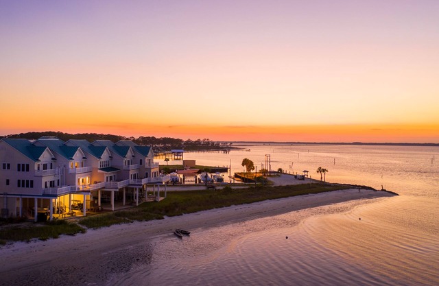 Southeast Breeze @ Alligator Point Marina and Tiki Hut (Gulf and Bay Access)