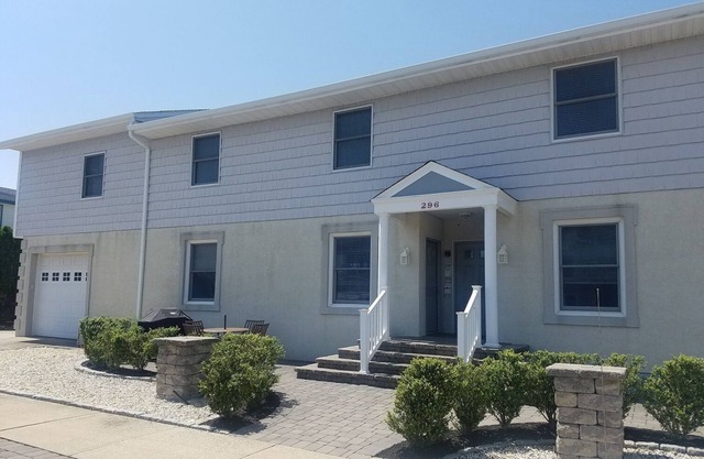 Southend, condominio del primer piso de 2 dormitorios en una calle tranquila.