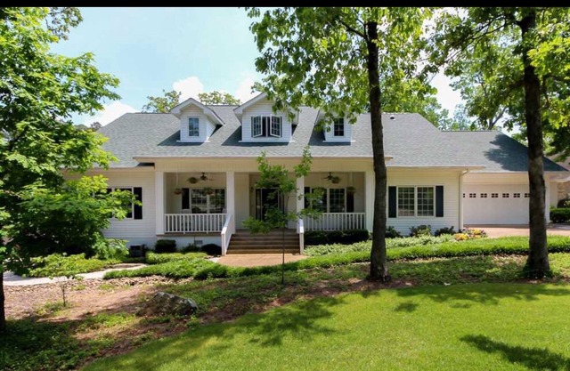 “Southern Charm” Home 4-bdrm, 4-bath on Isabella Golf Course!