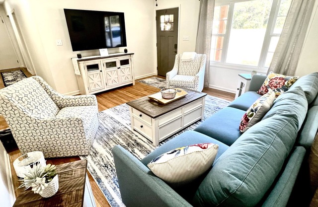 Southern Charm 2 - July -August Summer Sale!! 7 Mins to Downtown!