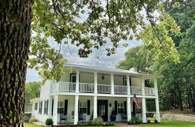 Southern Charm on 4 secluded acres! A short distance from DFW & Lake Texoma!