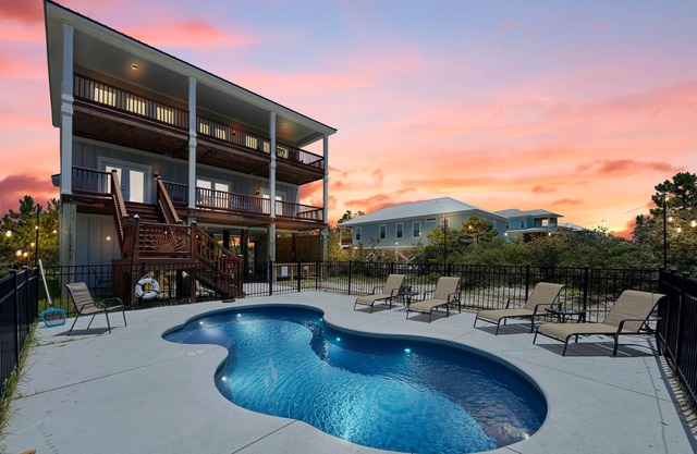 Southern Charm ~ Pet Friendly ~ Short Walk to the Beach ~ Private Pool ~ $400 FREE Activities Daily
