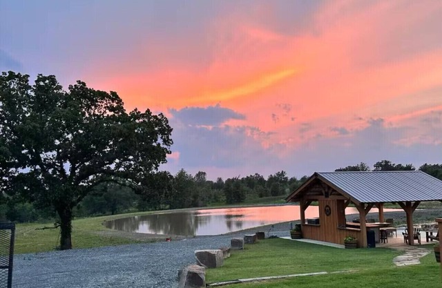 Southern Comfort 2-bedroom cabin in beautiful Talihina , OK with WiFi, AC