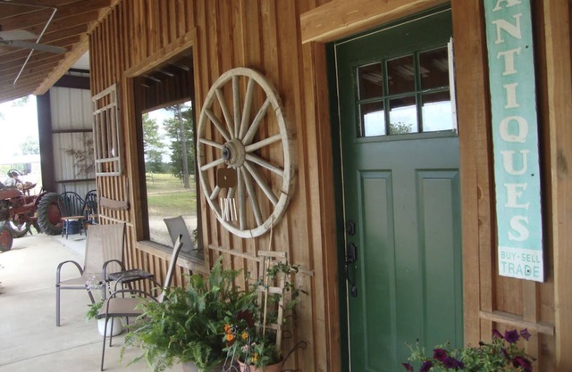 Southern Comfort Cabin- minutes from the river and the lake!