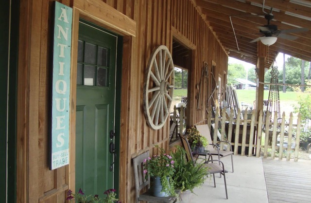 Southern Comfort Cabin- minutes from the river and the lake!