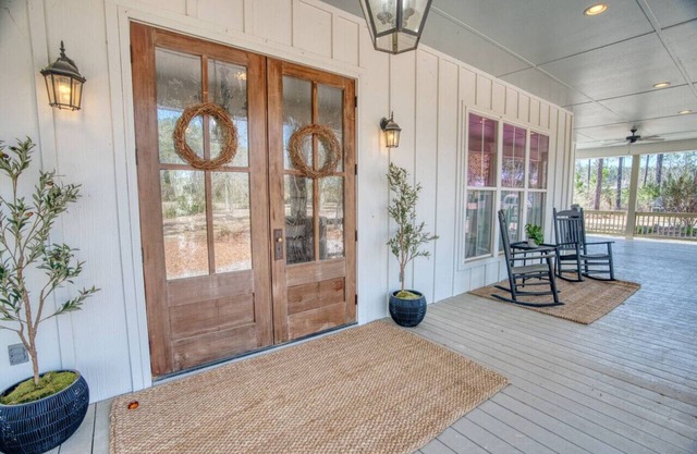 Southern Farmhouse Retreat: 4 Bedroom, 4 Bath w/Master SPA like - Pet Friendly