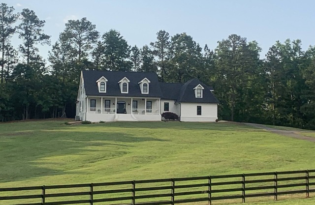 SOUTHERN LIVING! Newly renovated! Private with Mountain views-sleeps 16