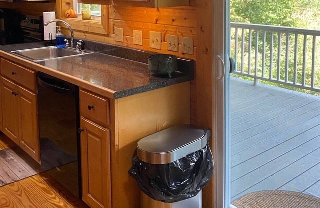 Southern Oak 2 Bedroom Cabin - Pet Friendly! by RedAwning