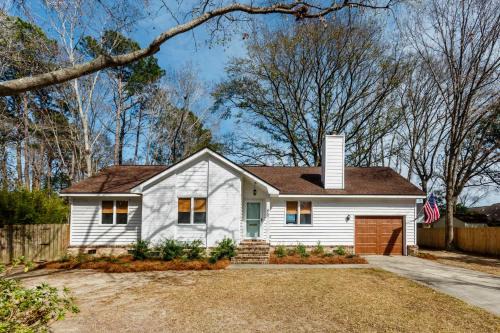 Southern Serenity Fenced in Yard Pet Friendly