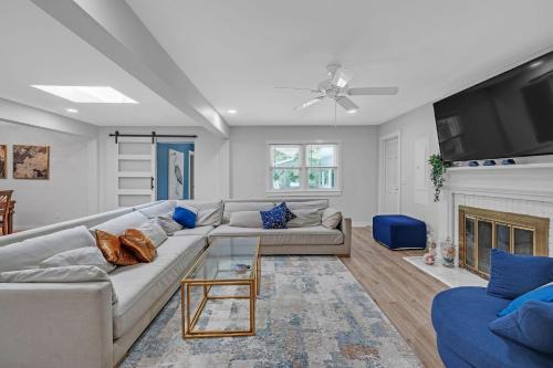 Southern Storm - Modern Stay with Patio & Yard home