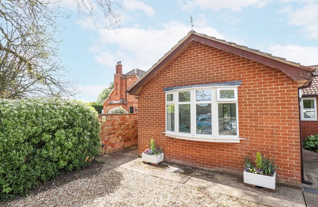SOUTHFIELDS ANNEX, pet friendly, with a garden in Louth