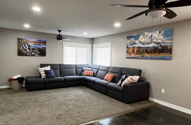 Southfork home sleeps 12 private setting w/ hot tub
