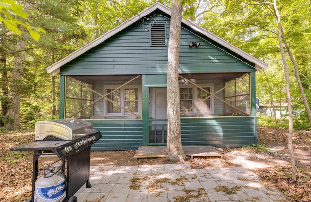 NEU! Southold Cottage w / Deck + Grill - zu Fuß zum Strand