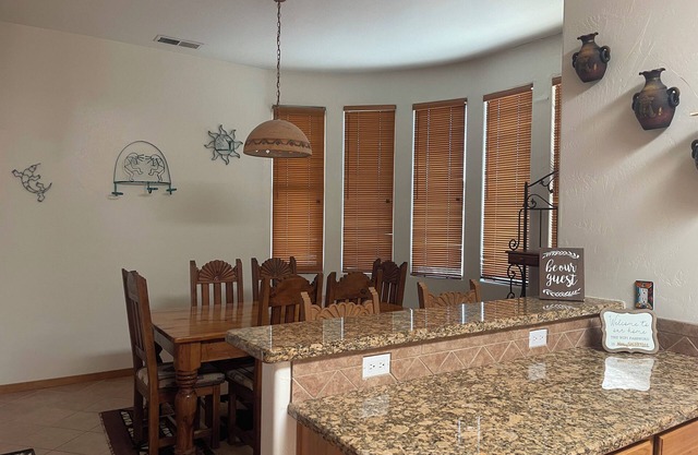 Southwest Cozy 3-bedroom house in charming Rio Rancho with AC, WiFi